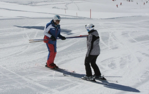 Anfänger lernt Skifahren