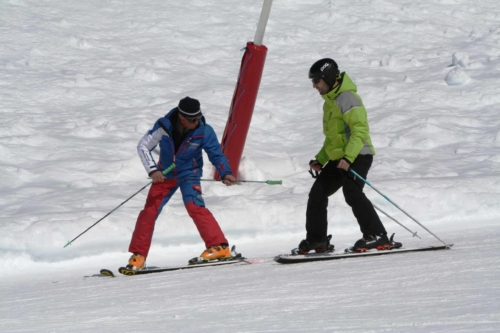 Skilehrer mit Gast