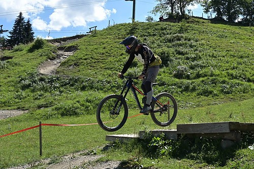 aktives-Abspringen-Dropbatterie-Bikepark-Bradnnertal-1024x682